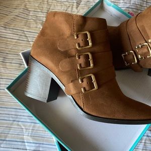 Suede brown/camel color heeled shoe boot!